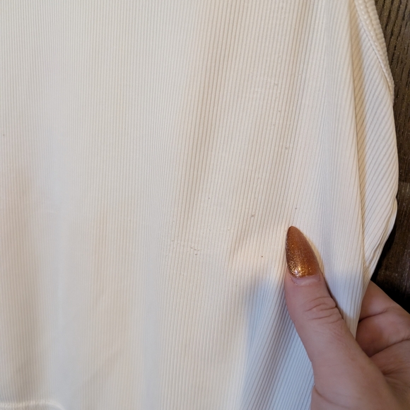 Elegant White Sleeveless Top - Picture 8 of 8